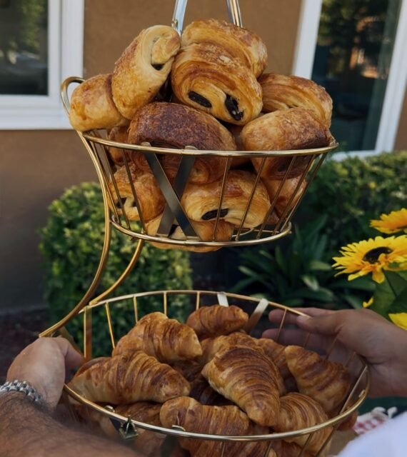 🇫🇷 🥐 Fresh out of the oven and straight to the table buttery croissants and pain au chocolat carried like treasure.
Because at a French brunch, bread isn’t background…
it’s the main character.  C’est de l’art 🖼️ 👨‍🎨 
Ready to bring Paris to your event? Message us to lock in your event our events calendar is filling fast 👨🏽‍🍳