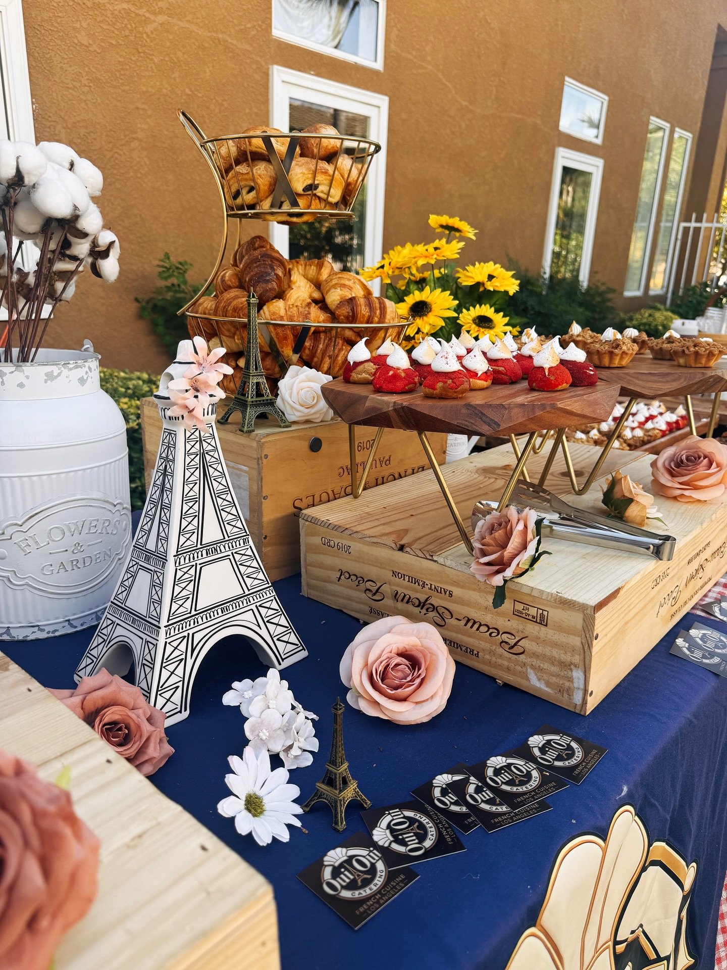 👨🏽‍🍳🇫🇷 Paris in the details mini Eiffel Towers, flowers tucked between pastries, wooden crates and a mountain of warm croissants catching the sun. This is why our tables feel like a scene, not just a setup. Oui Oui brings the French atmosphere to your event.
Ready to bring Paris to your event? Message us to lock in your event our events calendar is filling fast 👨🏽‍🍳