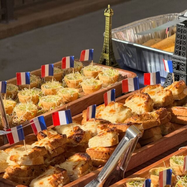 A little taste of France… right here in Los Angeles 🇫🇷
Spinach mini quiches, cheese quiches baked to golden perfection, and crispy, melty mini croque-monsieur sandwiches.
Classic French flavors, elevated for your cocktail hour, wedding, or corporate event.
Elegant, comforting, and always made fresh.
At Oui Oui French Catering, we don’t just serve food.
We create a live French experience your guests will remember.
Small bites. Big flavor.
That’s the French touch.
👨🏽🍳🇫🇷
Oui Oui French Catering LA
#ouiouifrenchcateringla #FrenchAppetizers #LosAngelesCatering #FrenchTouch #FoodieLA catering eventlosangeles frenchfood