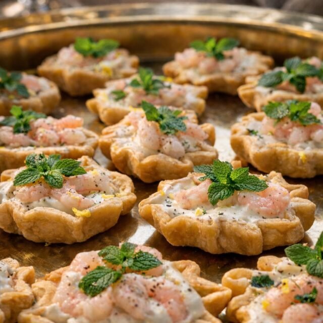 Mini TARTELETTES CREVETTES & CITRON 🍋🦐🇫🇷
Mini Shrimp Lemon Tartlets
Buttery golden tart shells, delicately baked.
Silky lemon cream with a subtle citrus kick.
Juicy shrimp, perfectly tender.
A touch of fresh lemon zest.
Finished with bright mint leaves.
Fresh. Refined. Vibrant.
The lemon awakens the palate.
The mint keeps it light.
The shrimp melts smoothly into every bite.
Elegant French flavors, balanced and clean.
Ideal for weddings, private dinners & corporate events across Los Angeles.
#ouiouifrenchcateringla #FrenchAppetizers #frenchcatering #frenchtouch #catering