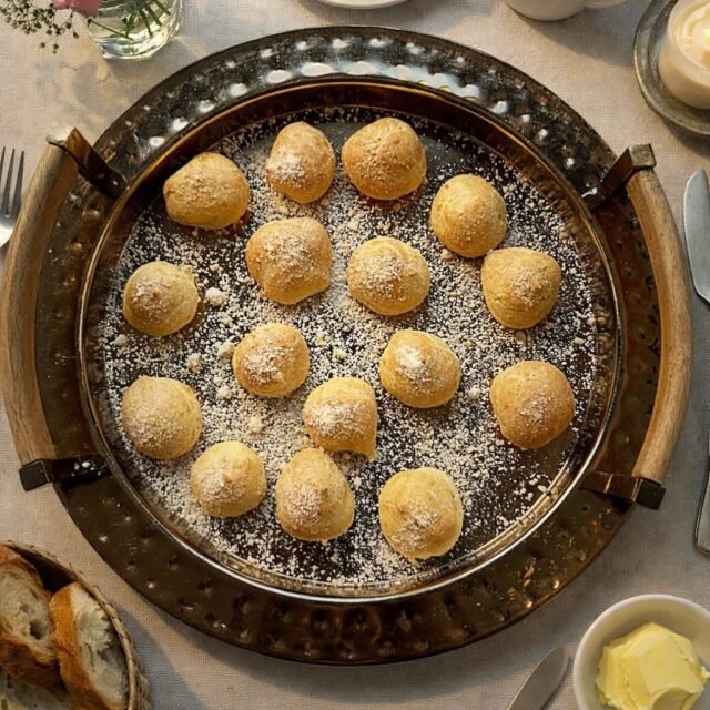 Freshly baked Gougères au Comté 🇫🇷✨
One of the most iconic French appetizers.
Light choux pastry, baked until perfectly golden, filled with rich aged Comté cheese.
Crispy on the outside, soft and cheesy inside… the kind of bite guests keep coming back for during events.
Simple, elegant, and very French 👨🏽🍳
Perfect for cocktails, weddings, and private parties in Los Angeles.
Oui Oui French Catering brings a little taste of France to your table.
#ouiouifrenchcateringla #Frenchfood #LosAngelesCatering #catering #frenchcatering
