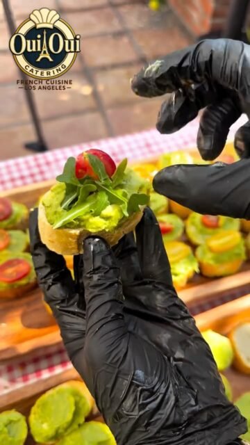 Fresh tartines, the French way 🇫🇷🥑
Crispy baguette, homemade guacamole, fresh cherry tomatoes, arugula, a touch of lemon, and a light drizzle of balsamic glaze.
Simple, fresh, colorful… and incredibly delicious.
Sometimes the best recipes are the simplest. Good bread, fresh ingredients, and a little French touch 👨🏽🍳✨
Perfect for brunch, events, or a light gourmet bite.
#ouiouifrenchcateringla #Frenchfood #LosAngelesCatering #catering #frenchcatering