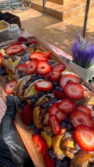 Fresh Pain Perdu, arriving at the table 🇫🇷🍓
Golden pain perdu topped with fresh strawberries, blueberries, and Nutella.
A simple moment, a tray arriving, and the sweetness of a classic French treat ready to enjoy.
Warm, indulgent, and impossible to resist.
#ouiouifrenchcateringla #Frenchfood #LosAngelesCatering #catering #frenchcatering