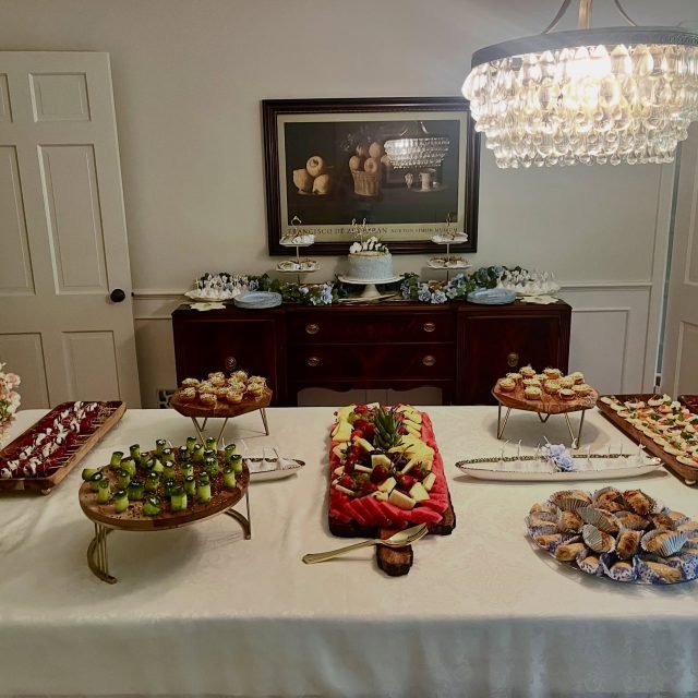 Fresh, colorful and made to impress ✨

Our French appetizers and fruit platters are perfect for any event, elegant, delicious and ready to share.

Bring a little French touch to your table 🇫🇷🍓

#FrenchCatering #Appetizers #FruitPlatter #catering #ouiouifrenchcateringla