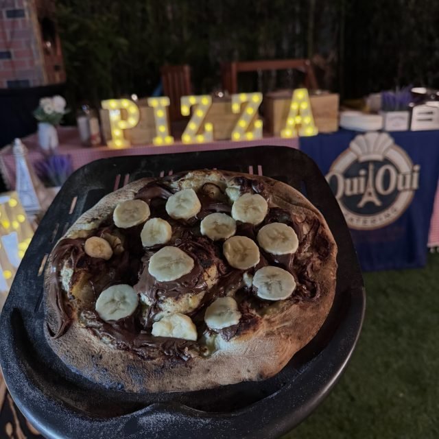 Did you already try our Nutella Banana Pizza? 🍌🍫

Creamy banana base, smooth warm Nutella on top, crispy dough, melted sweetness… honestly, it’s indescribable.

A French dessert pizza you don’t want to miss 🤤🍕

#NutellaPizza #BananaPizza #pizza #catering #OuiOuiFrenchCateringLA